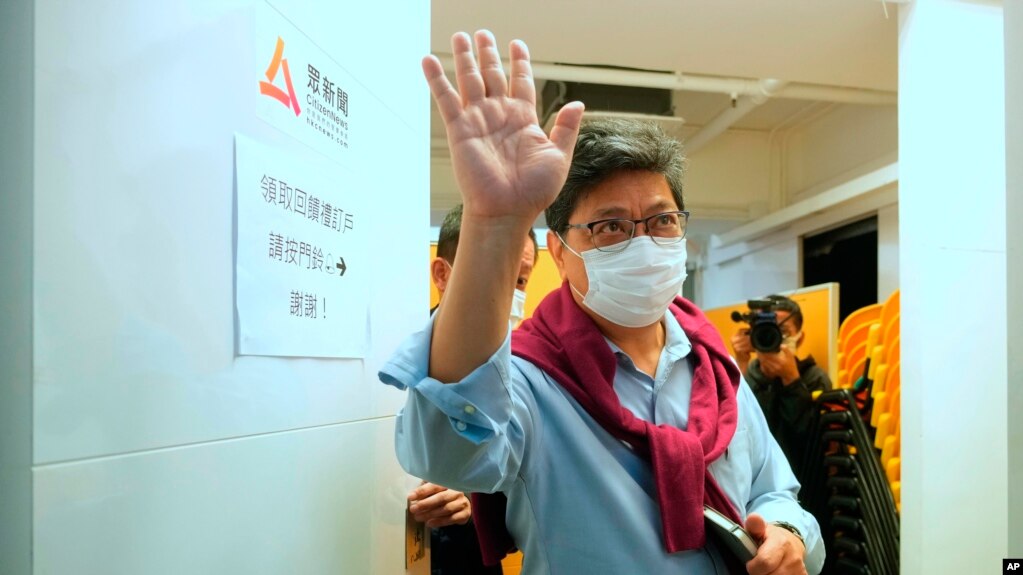 Chris Yeung, founder and chief writer of Citizen News waves to journalists after a press conference outside his office in Hong Kong Monday, Jan. 3, 2022. (AP Photo/Vincent Yu)