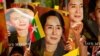 မတ်လ ၇ ရက်နေ့ ထိုင်းနိုင်ငံရောက် မြန်မာနိုင်ငံသားများ ဆန္ဒပြပွဲအတွင်း ကိုင်ဆောင်ထားတဲ့ နိုင်ငံတော်အတိုင်ပင်ခံပုဂ္ဂိုလ် ဒေါ်အောင်ဆန်းစုကြည်ရဲ့ ဓာတ်ပုံများ။ (မတ် ၇၊ ၂၀၂၁)