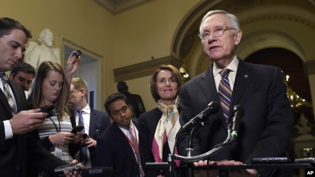 El líder demócrata Harry Reid habla con los periodistas sobre el presupuesto.