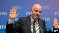 Le président de la Fédération internationale de football (FIFA), Gianni Infantino, lors d'une conférence de presse tenue à l'issue d'une réunion du Conseil de la FIFA, au Centre des congrès de Kigali, le 26 octobre 2018. 