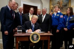 도널드 트럼프 미국 대통령은 지난 11일 백악관에서 달 유인탐사를 재개하는 ‘우주정책 지침 1’ 행정명령에 서명했다.