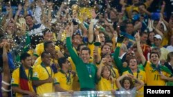巴西隊以三比零擊敗西班牙奪得洲際盃足球冠軍，連續第三屆贏得這項錦標。