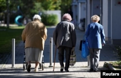 여성노인들이 길을 걷고 있다. (자료사진)