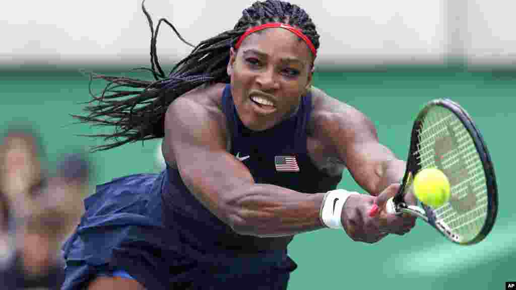 La estadounidense Serena Williams comenzó la defensa de su título olímpico de tenis contra Daria Gavrilova, de Australia, a quien derrotó 6-4, 6-2.