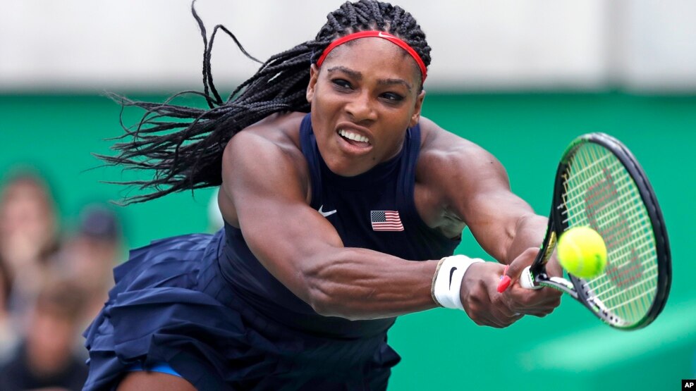 La estadounidense Serena Williams comenzó la defensa de su título olímpico de tenis contra Daria Gavrilova, de Australia, a quien derrotó 6-4, 6-2.