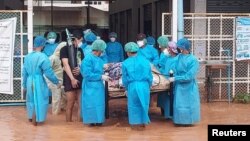 ကရင္ျပည္နယ္ ျမ၀တီၿမိဳ႕က ကိုဗစ္လူနာေတြကို ေရေဘးလြတ္ရာ သယ္ယူေပးေနတဲ့ လူသားခ်င္းစာနာမႈ ေစတနာ့၀န္ထမ္းမ်ား ဇူလိုင္ ၂၇၊ ၂၀၂၁