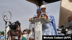 Le Premier ministre malien Choguel Kokalla Maïga, alors chef de la coalition M5-RFP, prononce un discours sur la place de l'indépendance de Bamako pendant le premier anniversaire du Mouvement du 5 juin-RFP , le le 4 juin 2021. (Photo AFP/ Michèle Cattani)