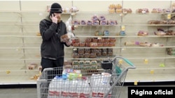El residente de Anchorage, C.J. Johnson, se aprovisiona de agua y pan en una tienda local, luego de un terremoto de magnitud 7.0, el viernes 30 de noviembre de 2018. 