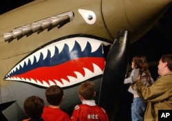 美国俄亥俄州的美国空军博物馆展出曾经在二战期帮助中国抗日的美国飞虎队成员驾驶过的一架Curtis P-14飞机。（2001年9月6日）