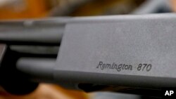 En esta fotografía del 1 de marzo, de 2018, se ve la marca Remington en una escopeta modelo 870 en Duke´s Sport Shop en New Castle, Pensilvania.