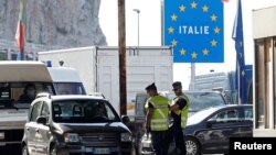 Cảnh sát Pháp kiểm tra xe qua lại tại cửa khầu Saint-Ludovic sau khi Pháp tái mở cửa biên giới Pháp-Ý.