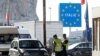 Polisi Perancis memeriksa pengemudi mobil di pos pemeriksaan perbatasan Saint-Ludovic di perbatasan Perancis-Italia, di Menton, Perancis, 15 Juni 2020. (REUTERS/Eric Gaillard). Negara-negara Eropa kembali memperketat aturan perjalanan di tengah merebaknya varian Delta.