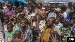 Les réfugiés mozambicains, qui optent pour le rapatriement volontaire après avoir fui les conflits entre le gouvernement et les groupes d'opposition dans leur pays, attendent leur enregistrement au camp de réfugiés de Luwani, sud du Malawi, 22 septembre 2