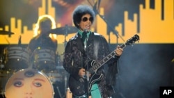 Prince donne un concert au Billboard Music Awards devant le MGM Grand Garden Arena à Las Vegas, Nevada, le 19 mai 2013. 