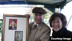 박문재 박사와 여동생 박정재 씨가 2015년 10월 31일 일리노이 주 다리엔 시의 ‘클라렌돈 힐스 묘지’에 북한에서 가져온 누나 박경재 씨의 유해 일부를 안장하고 있다.