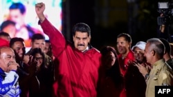 Presiden Nicolas Maduro merayakan hasil pemilihan `Dewan Konstituante' di Caracas, 31 Juli 2017. AS menjatuhkan sanksi kepada Maduro pada hari Senin (31/7) setelah pemilihan majelis yang dituduh 'tidak sah'.