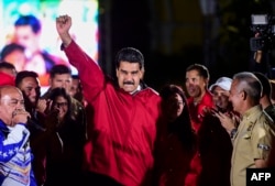 ທ່ານ Nicolas Maduro ປະທານາທິບໍດີ Venezuelan ສະຫຼອງຜົນສະຫຼຸບຂອງ "ສະພາຮ່າງລັດຖະທຳມະນູນ" ໃນນະຄອນ Caracas, 31 ກໍລະກົດ, 2017.