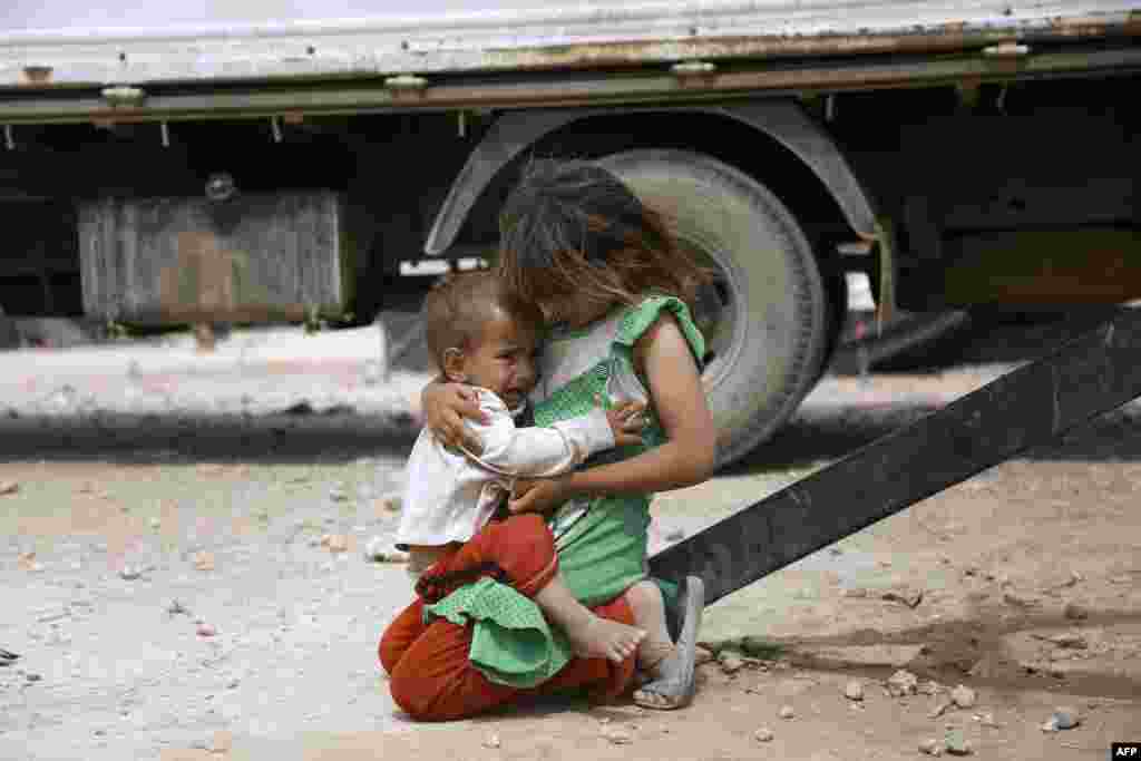 Iraqi children who fled with their family from the northern province of Nineveh following the advance by jihadists of the Islamic State (IS) group, are seen in a refugee camp in al-Hawl located some 14 kilometers from the Iraqi border in Syria&rsquo;s northeastern Hassakeh province, May 31, 2016.