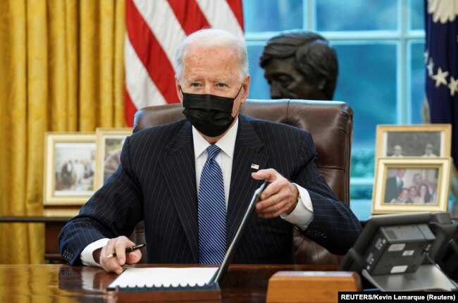 Presiden AS Joe Biden menandatangani Keppres yang membatalkan larangan bagi warga transgender untuk masuk militer AS, Senin (25/1).