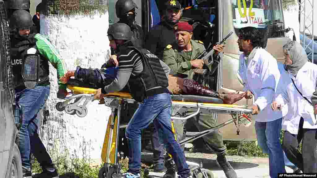 Une victime est évacuée par des secouristes en dehors de la musum Bardo à Tunis, mercredi 18 mars, 2015 Tunis, Tunisie.Des hommes armés ont ouvert le feu dans un musée de premier plan dans la capitale de la Tunisie, tuant 19 personnes, dont 17 touristes.