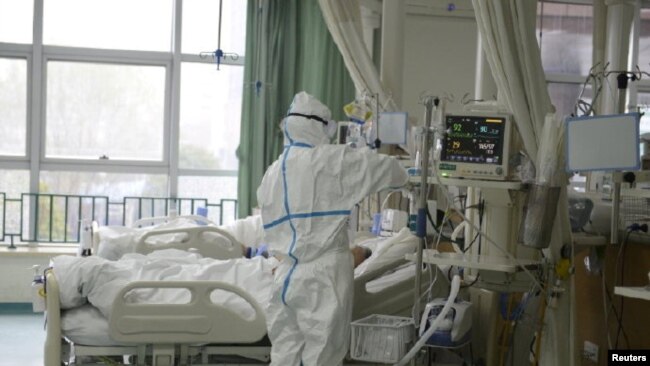 通过微博传出的中国武汉中心医院的医护人员正在治疗病人。（日期不详）