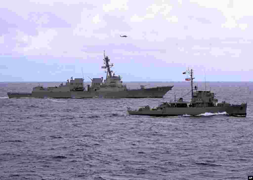 蘇祿海 (2011年7月5日) - 美國導彈驅逐艦鍾雲號與一艘菲律賓海軍護衛艦在聯合訓練中