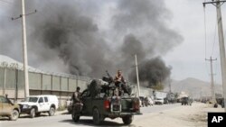 Kepulan asap dari lokasi ledakan bom di Kabul, Afghanistan (2/5). Taliban menarget perumahan warga asing di ibukota Afghanistan dan menewaskan sedikitnya tujuh orang beberapa jam pasca kunjungan mendadak Obama ke negara itu.