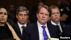 El abogado de la Casa Blanca, Don McGahn escucha al juez Brett Kavanaugh testificar ante la Comisión de Inteligencia del Senado, el 27 de septiembre de 2018. McGahn debe testificar en la investigación de juicio político al presidente Trump dijo un juez el 25 de noviembre de 2019.