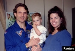 FILE - Space shuttle Atlantis astronaut Jerry Linenger poses with his family following an interview, after returning to Earth May 24, 1997. Linenger spent 122 days on the Russian Mir space station.