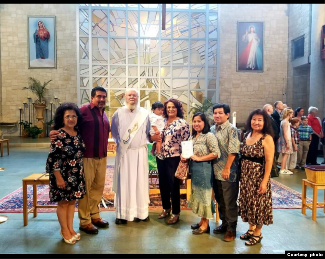 Acara baptis dengan keluarga Eugene Villarreal-Agustina Lumban Gaol (foto: courtesy).