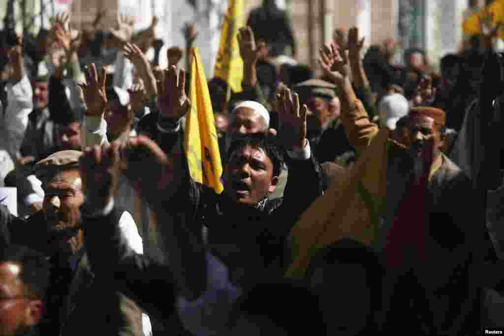 什叶派穆斯林2013年3月4日在巴基斯坦奎达市举行的一次抗议卡拉奇遭受炸弹攻击的行动中高喊口号。