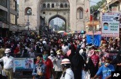 Orang-orang berbelanja di pasar yang ramai pada malam Idulfitri sambil bersantai beberapa jam selama lockdown di tengah pandemi COVID-19 di Hyderabad, India, Kamis, 13 Mei 2021.