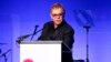 Elton John se défend d'accusations de harcèlement sexuel 