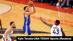  Pascal Siakam des Toronto Raptors essaie de contrer un tir de Stephen Curry des Golden State Warriors, Toronto, Canada, le 10 juin 2019. (Kyle Terada-USA TODAY Sports)