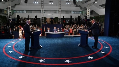 Presiden AS Donald Trump (kanan) dan capres yang diusung partai Demokrat, Joe Biden, dalam debat capres pertama di Cleveland, Ohio, Selasa malam, 29 September 2020. (Foto: Olivier Douliery/AFP) 