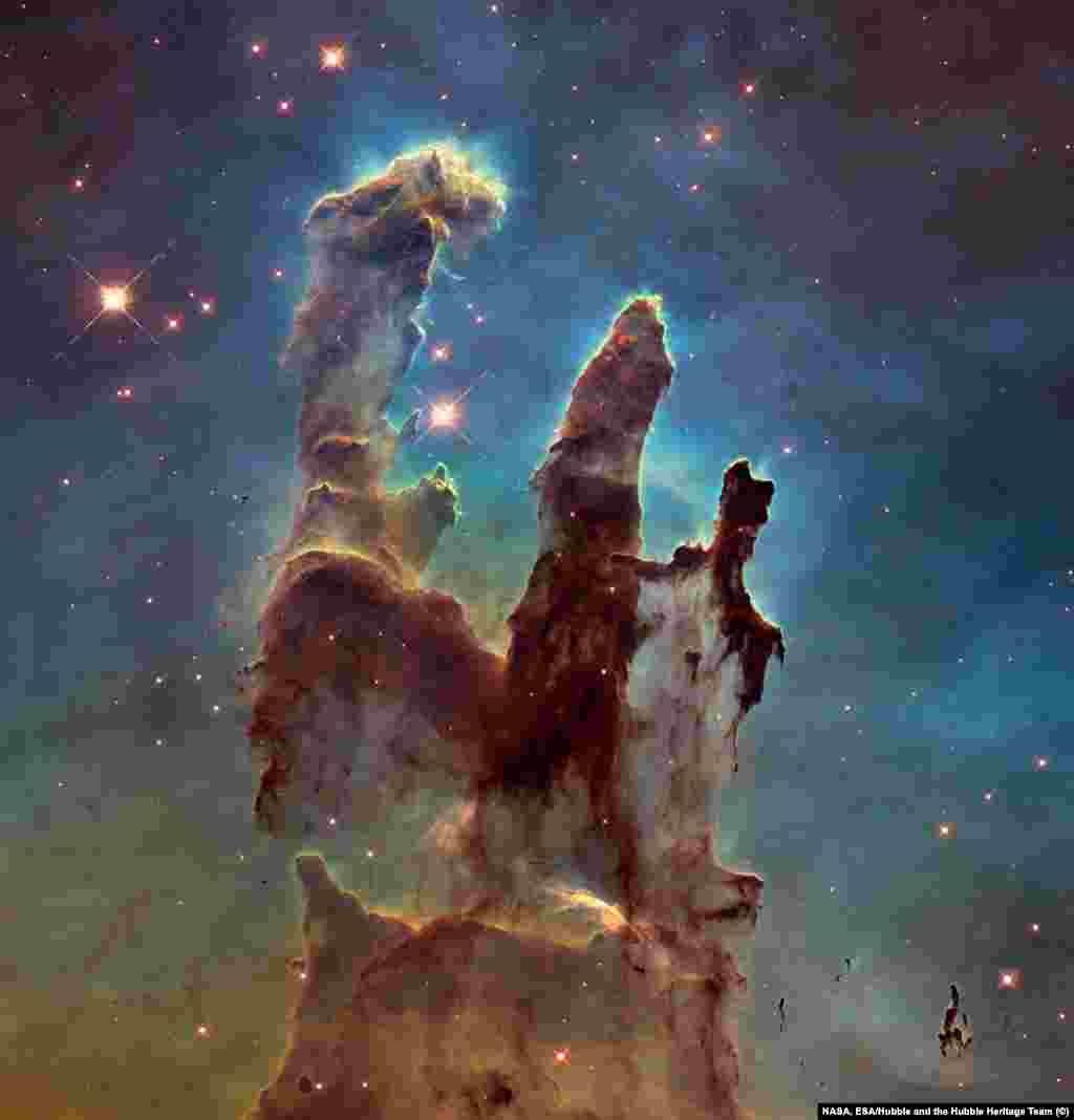 Ранее мы уже рассказывали об этом поистине легендарном изображении. Названный учеными &laquo;Столпами творения&raquo;, это самый известный снимок Туманности Орел и одна из наиболее красочных фотографий, на которой изображены скопления межзвездного газа и космической пыли.