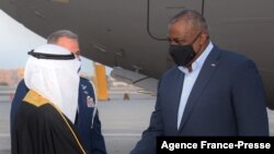 로이드 오스틴 미 국방부 장관이 19일 마나마에 도착해 압둘라 빈 하산 알 누아이미 바레인 국방장관의 환영을 받고 있다. 