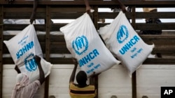 Cơ quan UNHCR thả viện trợ cho người thất tán trong nước ở Mogadishu. 