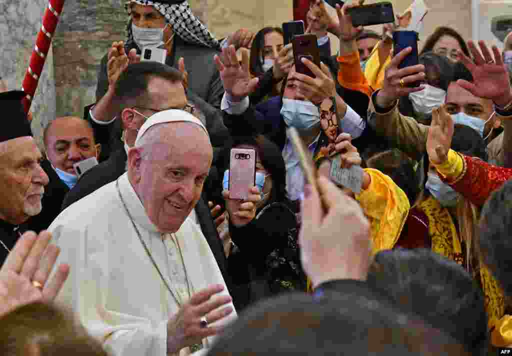 Papa Francis akisalimiana na waumini kanisani.