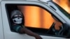 Un chauffeur de minibus-taxi portant un masque facial à Kwa-Thema, à l'est de Johannesburg, en Afrique du Sud, le 17 mars 2020. (AP Photo/Themba Hadebe) 