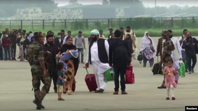 صرف ہندوؤں اور سکھوں کا افغانستان سے انخلا کرنے پر بھارتی حکومت پر تنقید بھی کی جا رہی ہے۔