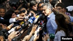 Mauricio Macri escucha las preguntas de los periodistas luego de emitir su voto en Buenos Aires.