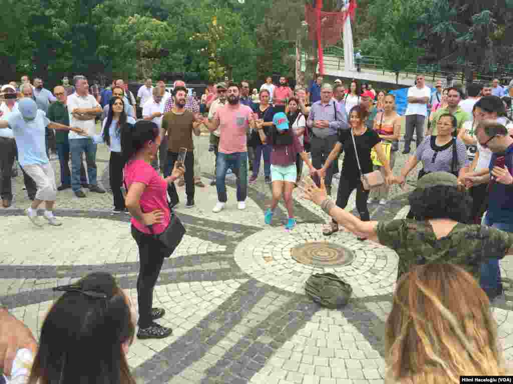 Kılıçdaroğlu’nun adalet arayışına destek vermek için CHP İstanbul İl Örgütü de Maçka Parkı’nda “adalet nöbeti” başlattı.