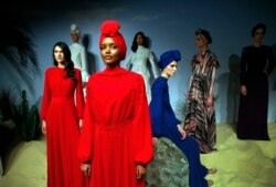 Halima Aden, model mengenakan jilbab dari Amerika Serikat, dan model lainnya menampilkan kreasi oleh desainer Rasit Bagzibagli untuk Modanisa, selama peragaan busana di Istanbul, Senin, 26 Maret 2018 (Foto: AP)