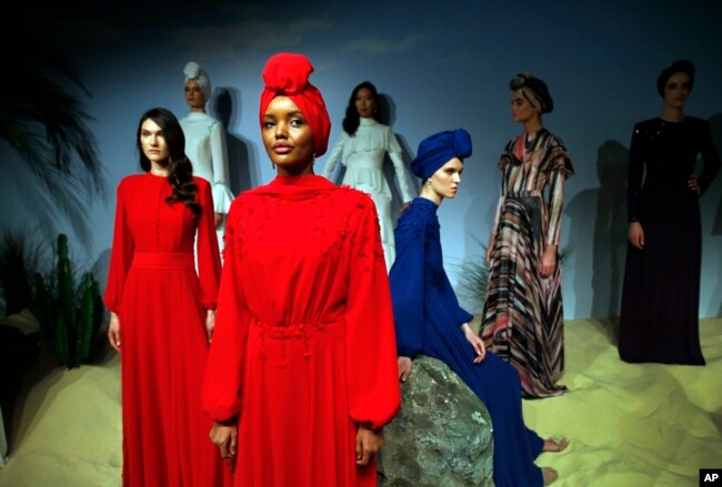 Halima Aden, model berhijab asal Amerika Serikat, dan model lainnya menampilkan kreasinya. (Foto: AP)