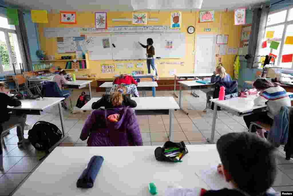 کینیڈا کے اسکول میں زیر تعلیم بچے ٹیچرز کا لیکچر سن رہے ہیں۔ یہیں بھی دونوں کے لیے ماسک کی شرط لازمی ہے۔ &nbsp;
