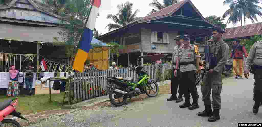 Polis menjaga ketat TPS 02 di Dusun Ueralulu, Desa Tokorondo, Kecamatan Poso Pesisir, Kabupaten Poso, satu dari 29 TPS yang rawan gangguan keamanan termasuk oleh aksi terorisme, 17 April 2019. (Foto: Yoanes Litha/VOA)