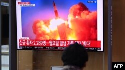 Ljudi gledaju televizijski program na kom se prikazuje severnokorejsko lansiranje rakete, 28. septembra 2021.