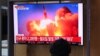 Orang-orang di sebuah stasiun kereta api di Seoul melihat tayangan televisi yang menyiarkan sebuah rekaman dari uji coba misil yang dilakukan oleh Korea Utara pada 28 September 2021. Korut menembakkan misil yang tak dikenal menurut pihak militer Korsel. (Foto: AFP/Jung Yeon-je)