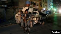 Cảnh sát Afghanistan đứng bảo vệ gần hiện trường vụ tấn công ở Kabul, Afghanistan, ngày 11 tháng 10 năm 2016. 